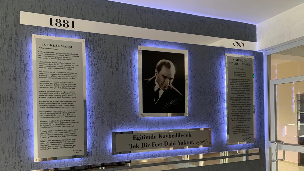 OKULUMUZUN ANA GİRİŞ KORİDORU VE ATATÜRK KÖŞEMİZ YENİLENDİ.